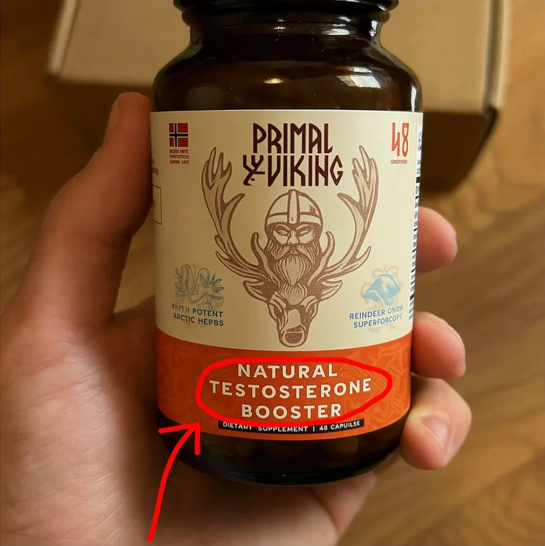 Frasco de Primal Viking en la mano